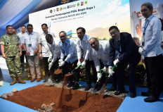 Danantara Chief Investment Officer Pandu Patria Sjahrir, Coordinating Food Minister Zulkifli Hasan and Environment Minister Moh Jumhur Hidayat break ground on the Bogor Raya 1 Waste-to-Energy (PSEL) plant on Thursday in Galuga Village, Bogor Regency, West Java. The Rp 2.8 trillion  (US$157 million) project is meant to process over 500,000 tonnes of waste annually or around 45 percent of total waste in Bogor city and regency