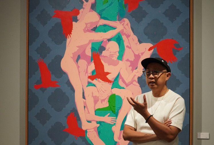 Art in solitude: Artist Abell Octovan explains his work We Are All Alone on Friday during his debut solo exhibition, Am I An Artist, at JPLive! Space in The Jakarta Post Building, Central Jakarta. Organized by Murai Art Projects, the exhibition runs through Oct. 5.
