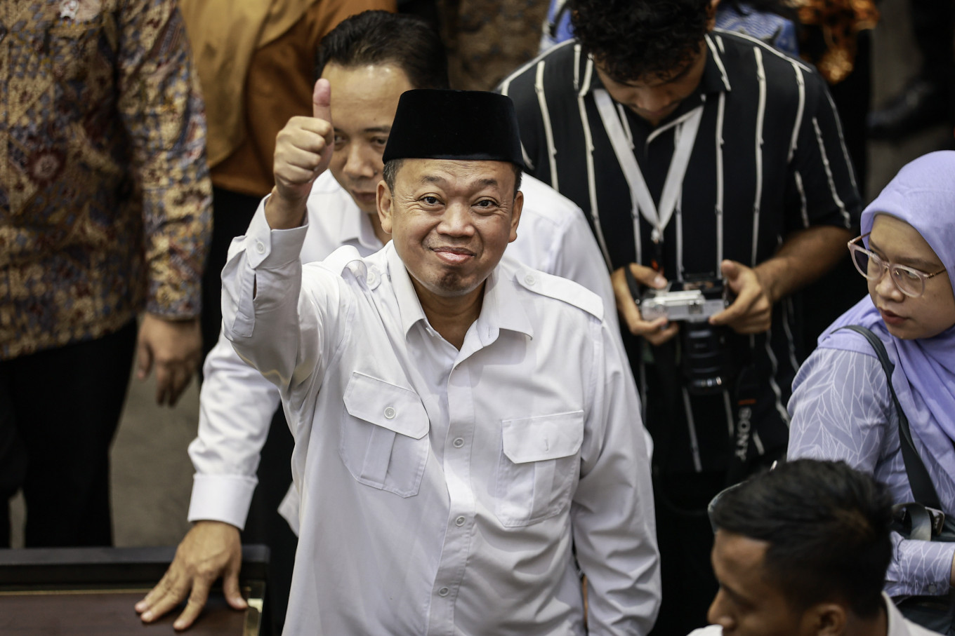 Agrarian and Spatial Planning Minister Nusron Wahid flashed a thumbs-up following a Legislative Body (Baleg) plenary meeting at the Parliamentary Complex in Senayan, Jakarta, on Sept. 21, 2026.