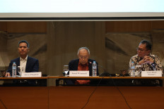 From left to right, Vice President of the Chinese People's Institute of Foreign Affairs (CPIFA) Zhou Pingjian, Jusuf Wanandi, vice chair of the Board of Trustees of the Centre for Strategic and International Studies (CSIS), and Yose Rizal Damuri, executive director of CSIS, attend a roundtable discussion titled &ldquo;Indonesia-China Relations and the Changing International Order,&rdquo; jointly organized by CSIS and the China Institute of International Studies (CIIS), in Yogyakarta on Monday. The discussion took place from Sept. 21 to 22, 2026.