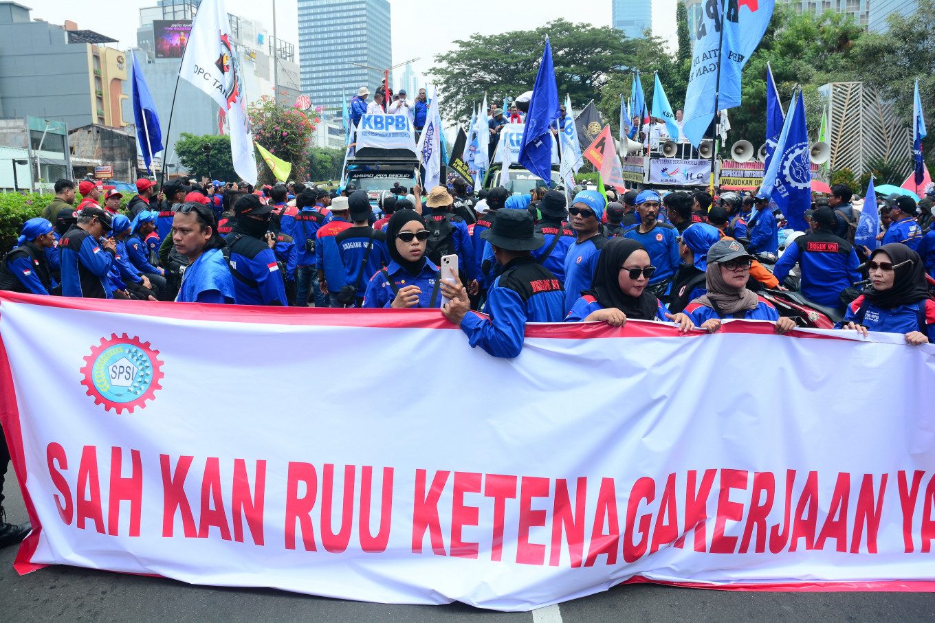 Members of the Grand Coalition for Indonesian Workersʼ Struggle (KBPBI) rally on Sept. 24, 2026, during a demonstration in front of UOB Plaza on Jl. Thamrin in Central Jakarta. 