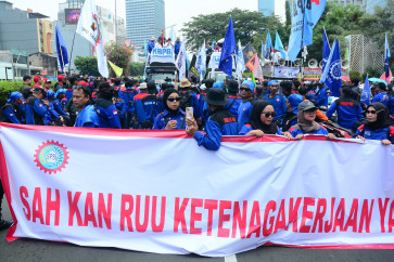 Members of the Grand Coalition for Indonesian Workersʼ Struggle (KBPBI) rally on Sept. 24, 2026, during a demonstration in front of UOB Plaza on Jl. Thamrin in Central Jakarta. 