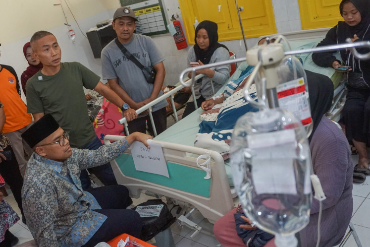 House of Representatives lawmaker Yoyok Riyo Sudibyo (top, left) of the NasDem Party and Batang regent Faiz Kurniawan (bottom, left) visit a patient on Thursday at the Kalisari Regional General Hospital (RSUD) in Batang regency, Central Java who was hospitalized after suffering from food poisoning from eating a meal package distributed under the free nutritious meal program.