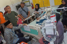 House of Representatives lawmaker Yoyok Riyo Sudibyo (top, left) of the NasDem Party and Batang regent Faiz Kurniawan (bottom, left) visit a patient on Thursday at the Kalisari Regional General Hospital (RSUD) in Batang regency, Central Java who was hospitalized after suffering from food poisoning from eating a meal package distributed under the free nutritious meal program.