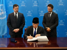 Foreign Minister Sugiono (center) signs the United Nations Convention against Cybercrime at the UN headquarters building in New York, the United States on Sept. 24, 2026.