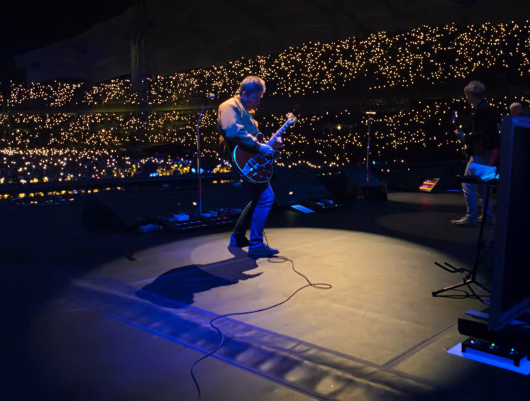 Bring on the lights: Oasis guitarist and creative force Noel Gallagher plays the band&rsquo;s favorite tunes to a sea of fans during the 2025 reunion tour, as seen in the Don&rsquo;t Look Back in Anger documentary.