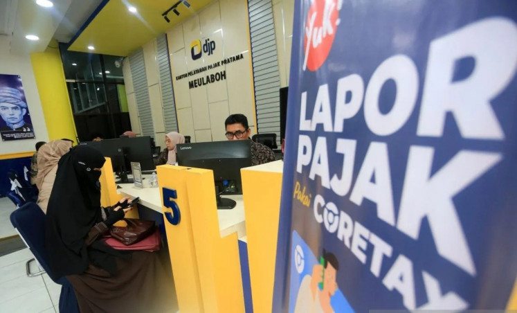 An officer (right) helps a woman file her annual tax return on March 27, 2026, via the new Coretax platform of the Finance Ministry&rsquo;s Directorate General of Taxes (DGT) at the Meulaboh Tax Office in West Aceh regency, Aceh.