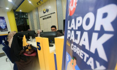 An officer (right) helps a woman file her annual tax return on March 27, 2026, via the new Coretax platform of the Finance Ministry&rsquo;s Directorate General of Taxes (DGT) at the Meulaboh Tax Office in West Aceh regency, Aceh.