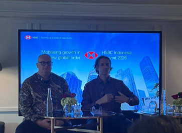 HSBC&rsquo;s Herald van der Linde (left), head of equity strategy for Asia-Pacific, and Frederic Neumann, chief Asia economist and cohead global investment research Asia, address a media briefing for the HSBC Indonesia Summit 2026 in Jakarta on Sept. 29.