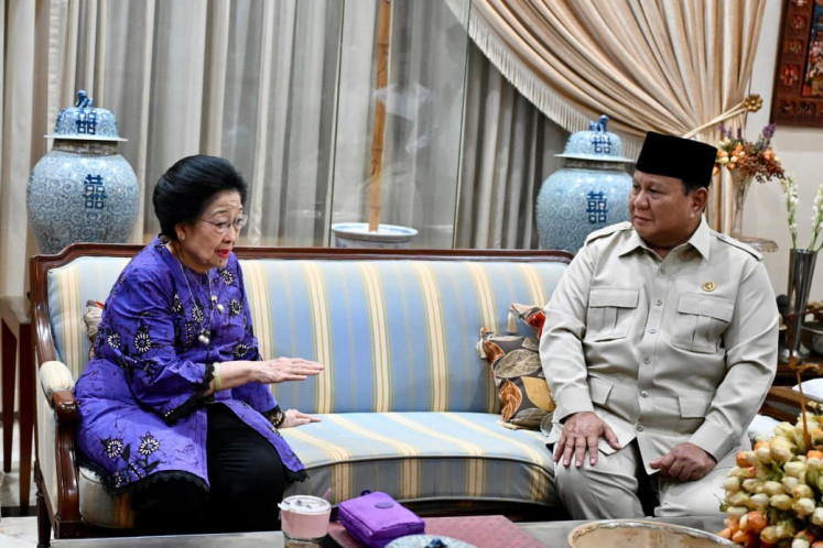 President Prabowo Subianto (right) listens to former president and Indonesian Democratic Party of Struggle (PDI-P) chair Megawati Soekarnoputri during a private meeting between the two politicians at the latter's residence in Central Jakarta on Sept. 28, 2026. During the meeting, the President offered condolences on the passing of Megawati's brother and artist, Guruh Soekarnoputra.