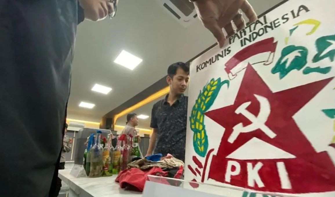 Communist resurgence?: Police officers display a symbol of the outlawed Indonesian Communist Party (PKI) alongside Molotov cocktails seized from a group of protestors following their rally in Samarinda, East Kalimantan, on Sept. 2, 2025.

