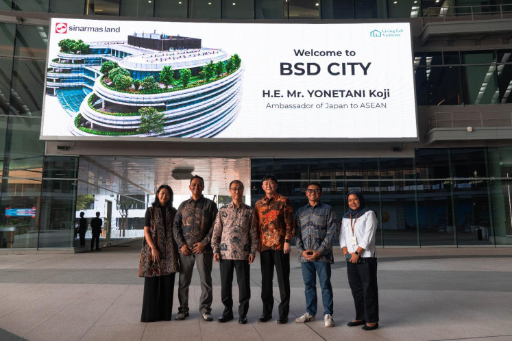 The management of Living Lab Ventures (LLV) received a working visit on Sept. 21 from H.E. Yonetani Koji (center left), Ambassador of Japan to ASEAN, at the Biomedical Campus, BSD City, South Tengerang, Banten (Courtesy of Sinar Mas Land)