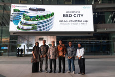 The management of Living Lab Ventures (LLV) received a working visit on Sept. 21 from H.E. Yonetani Koji (center left), Ambassador of Japan to ASEAN, at the Biomedical Campus, BSD City, South Tengerang, Banten (Courtesy of Sinar Mas Land)