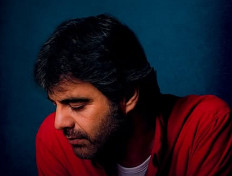 Crossover classic: Andrea Bocelli poses for the cover of &lsquo;Romanza&rsquo; (1996), the compilation album that launched his global career, which the Italian tenor is marking with a 30th anniversary world tour that includes two Indonesian stops: on Oct. 31 at Borobudur Temple and on Nov. 1 in Jakarta.