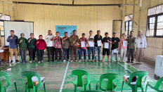 Representatives of community groups give a thumbs-up in Tanjung Buka village, Bulungan regency, North Kalimantan after agreeing on the area of a mangrove rehabilitation project in the province. (Image Courtesy of The M4CR Project)