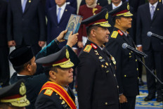 Newly appointed National Police chief Gen. Suyudi Ario Seto (center) takes the oath on Oct. 1, 2026, during his inauguration at the State Palace in Central Jakarta. 