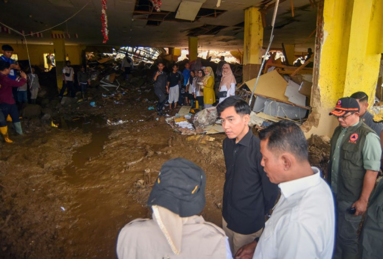 Ground visit: Vice President Gibran Rakabuming Raka (third from right), accompanied by National Disaster Mitigation Agency (BNPB) head Suharyanto (right) and Solok Regent John Pandu (second right), inspects public facilities and infrastructure affected by flash floods in Arosuka, Solok, West Sumatra, on Sept. 25, 2026.