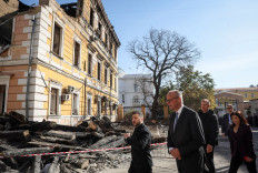 Ukraine's President Volodymyr Zelensky, German Chancellor Friedrich Merz and German Energy Minister Katherina Reiche visit the site of an administrative building of Ukraine's National Academy of Sciences hit during recent Russian drone strikes, amid Russia's attack on Ukraine, in Kyiv, Ukraine, October 4, 2026.