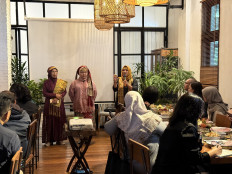 Women forest defenders from Puan Rimba explain the forest-sourced ingredients featured in a lunch they served to guests on Sept. 30 in South Jakarta.
