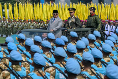 President Prabowo Subianto (left), accompanied by Indonesian Military (TNI) commander Gen. Agus Subiyanto (center) and other senior officers, passes by a contingent of Indonesian peacekeepers during a parade on Oct. 5 to celebrate the 81st anniversary of the military in Cilangkap, East Jakarta.