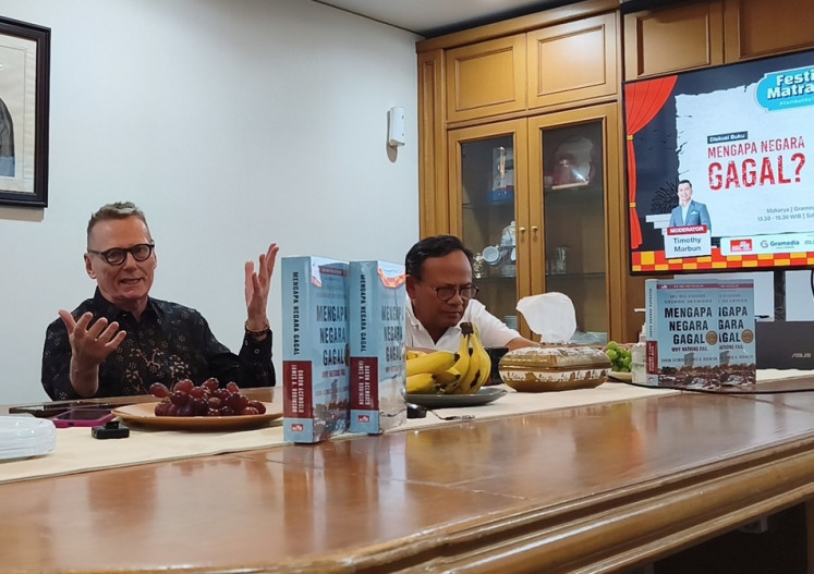 Spoken ideas: James A. Robinson (left) and Komaruddin Hidayat discuss Mengapa Negara Gagal on Aug. 29, 2026, at Gramedia Makarya in Central Jakarta.
