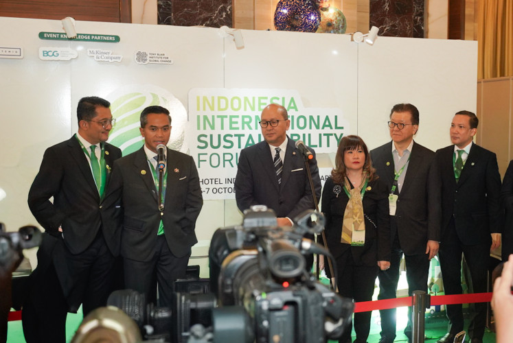 Anindya Bakrie (second left), chairman of the Indonesian Chamber of Commerce and Industry (Kadin), shares the stage with Investment and Downstream Minister Rosan Roeslani (fourth right) and Apindo chairwoman Shinta Kamdani (third) as well as other leading business figures on Oct. 6, the first day of the Indonesia International Sustainability Forum 2026 at Hotel Indonesia Kempinski in Central Jakarta.