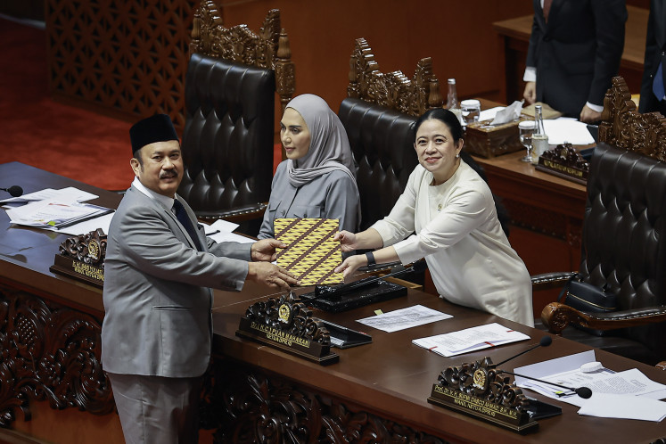 House of Representatives Speaker Puan Maharani (right) receives the final opinion document on the Satu Data Indonesia bill from National Development Planning Minister Rachmat Pambudy (left) on Tuesday during the House&rsquo;s ninth plenary session of the 2026&ndash;2027 sitting year at the Senayan Legislative Complex. The House approved the bill to become law. 