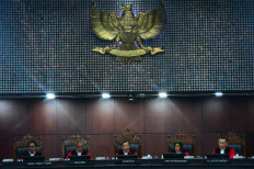 Constitutional Court Chief Justice Suhartoyo (center) reads&nbsp;out the court&rsquo;s&nbsp;ruling on a&nbsp;petition challenging the&nbsp;eligibility requirements&nbsp;for Gibran Rakabuming&nbsp;Raka&rsquo;s candidacy as&nbsp;vice president in&nbsp;the 2024 presidential&nbsp;election, alongside fellow&nbsp;Constitutional Court justices on Oct. 6&nbsp;at the court&rsquo;s&nbsp;building in Central&nbsp;Jakarta.