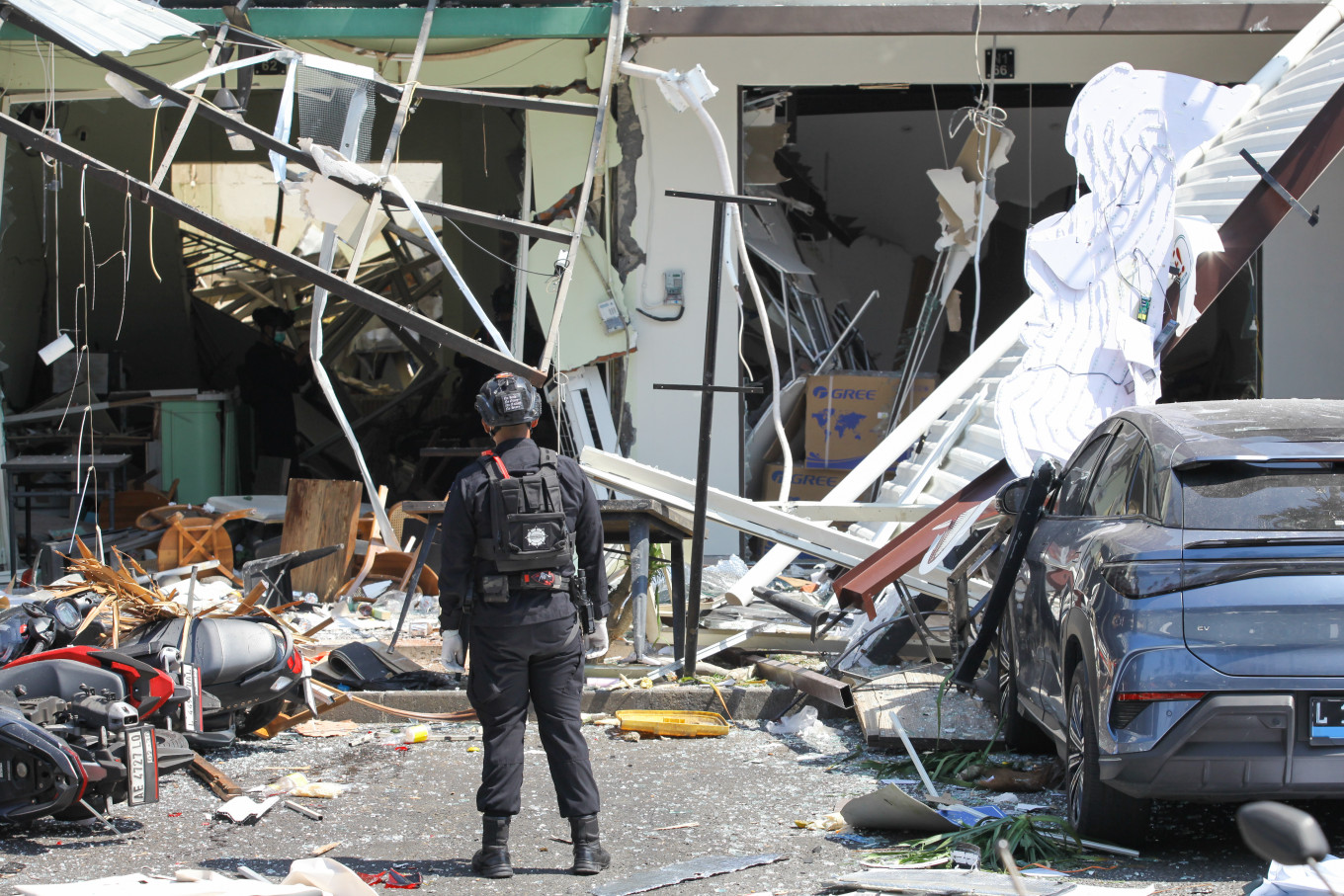 Personnel from the East Java Regional Police&rsquo;s Gegana bomb squad inspect the site of an explosion on Oct. 6 at a shopping street in Pakuwon City, Surabaya, East Java. The blast injured five people, and police said an initial investigation indicated that it was caused by an LPG leak at a restaurant.