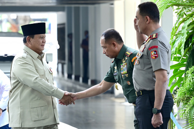 President Prabowo Subianto (left) shakes hands with Indonesian Military (TNI) commander Gen. Agus Subiyanto as newly appointed National Police chief Gen. Suyudi Ario Seto salutes the President on Wednesday before Prabowo briefs 800 high-ranking TNI and National Police officers at the Presidential Palace Complex in Jakarta.