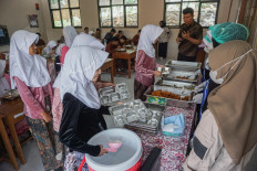 Students collect buffer meals at state junior high school SMPN 2 Kandeman in Batang regency, Central Java, on Oct. 8, 2026. The National Nutrition Agency (BGN) is testing a buffet-style meal service model to provide warmer and fresher meals, reduce the risk of food spoilage that could cause health problems and strengthen the educational experience for beneficiaries. 