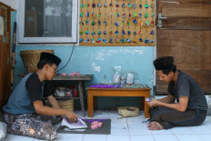Circular endeavor: Students produce key holders from plastic waste on Oct. 8, 2026 at Pondok Pesantren Ali Maksum, an Islamic boarding school in Panggungharjo village, Bantul regency, Yogyakarta.