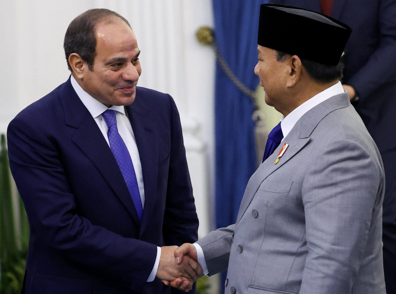 Egyptian President Abdel Fattah al-Sisi shakes hands with Indonesian President&nbsp;Prabowo&nbsp;Subianto after a joint-press conference following their meeting on Oct. 11 at the Merdeka Palace in Jakarta.