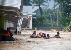 A search and rescue team from the West Sumatra Police&rsquo;s Mobile Brigade (Brimob) evacuates residents on Oct. 10 as flash floods hit the Lumin Park area in Padang, West Sumatra. Flash floods inundated several subdistricts in Padang following heavy rainfall on Saturday afternoon, affecting residential areas and prompting authorities to evacuate residents to safer locations.