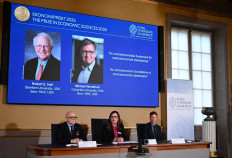 Secretary General of the Royal Swedish Academy of Sciences Ellen Moons (center), Chair of the Prize Committee John Hassler (left) and Member of the Prize Committee and expert Timo Boppart announce US economists Robert E Hall and Michael Woodford as the winners of the 2026 Sveriges Riksbank Prize in Economic Sciences in Memory of Alfred Nobel at the Royal Swedish Academy of Sciences in Stockholm on October 12, 2026.