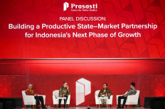 Nobel laureate James A. Robinson (second left), Coordinating Economic Minister expert staff member Raden Pardede (second right), Prasasti Center for Policy Studies research director Adhi Nugroho (right) and moderator Halim Alamsyah (left) take part in a panel discussion at the 2026 Prasasti Indonesia Policy Forum in Jakarta on Oct. 13, 2026.