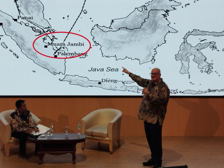 Tracing ancient ties: Historian and author Herald van der Linde (right) delivers a presentation on Sept. 26, 2026, during the launch of his book Srivijaya at the National Museum in Central Jakarta, describing how Chinese monk Yijing documented the Buddhist empire on present-day Sumatra while journeying to India.