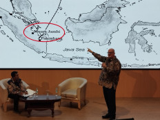 Tracing ancient ties: Historian and author Herald van der Linde (right) delivers a presentation on Sept. 26, 2026, during the launch of his book Srivijaya at the National Museum in Central Jakarta, describing how Chinese monk Yijing documented the Buddhist empire on present-day Sumatra while journeying to India.