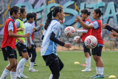 This picture taken on September 26, 2026 shows Persita Tangerang's players performing drills during a soccer training session in Tangerang, Banten. October 18's matches in the Indonesia Women's League will be the first since 2019 and a new chapter for women's football and gender equality in the country of 290 million people. 
