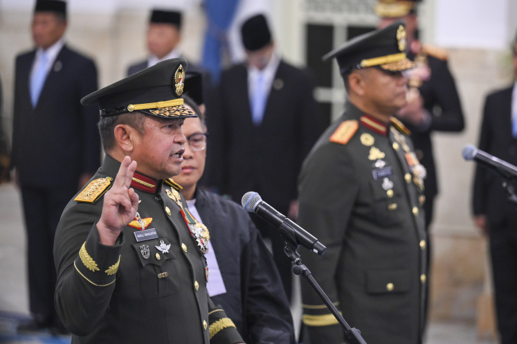 Gen. Maruli Simanjuntak (left) and Gen. Tandyo Budi Revita are sworn in on Thursday as Indonesian Military (TNI) deputy commander and Army chief of staff, respectively, in a ceremony at the State Palace in Jakarta.
