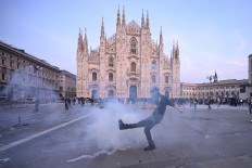 Demonstrators clash with Police during an anti-government protest organized by the Italia in Piazza movement, at Piazza Duomo in Milan, on October 17, 2026. Inspired by recent protests in France and Spain, demonstrators are protesting against the rising cost of living, low wages, high rents and public service shortcomings, demanding better living and working conditions.