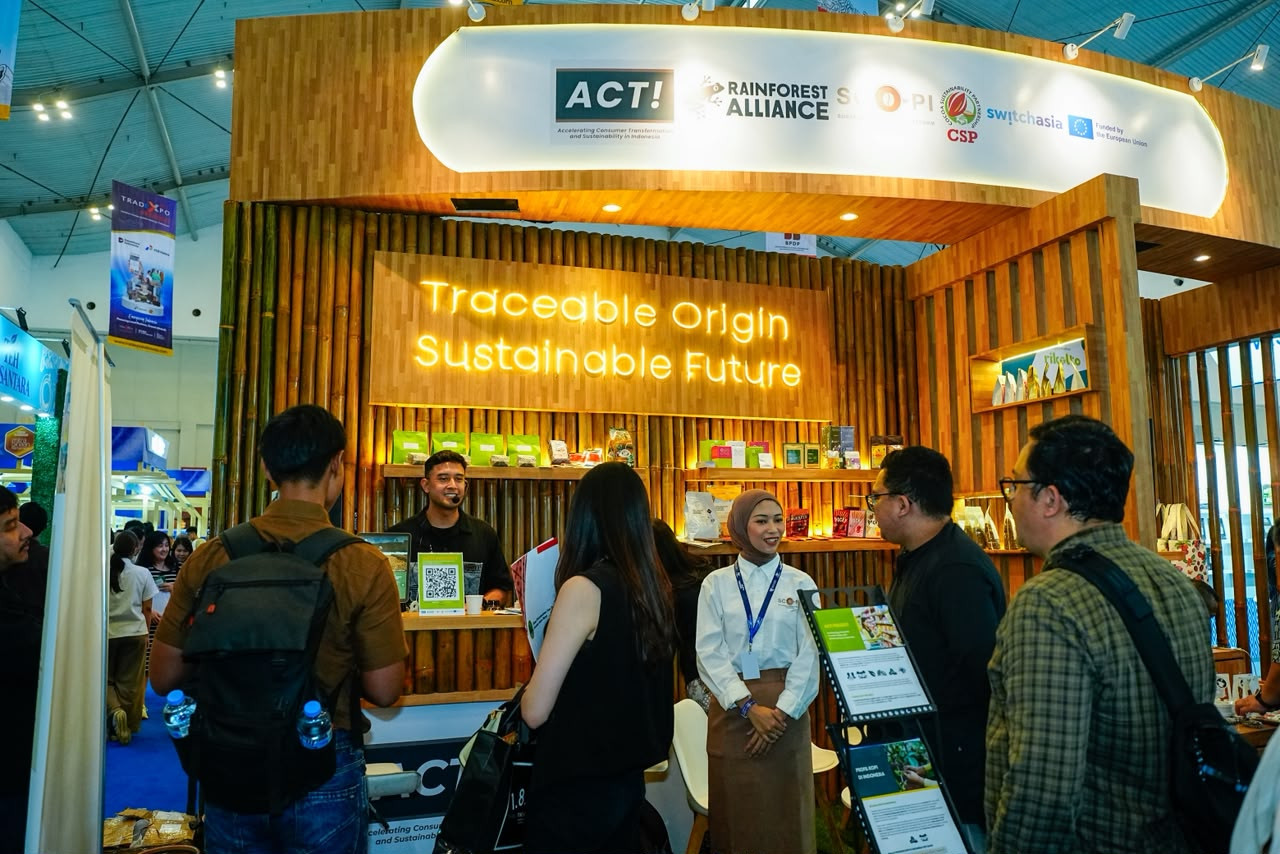 Guests visit the ACT! Project consortium's interactive booth during the Trade Expo Indonesia (TEI) 2026 at Indonesia Convention Center in BSD City, Tangerang, Banten, on Oct. 15, 2026. The booth showcased the readiness of Indonesian commodity supply chains in both domestic and global markets, while encouraging industry players to recognize the importance of sustainable practices.