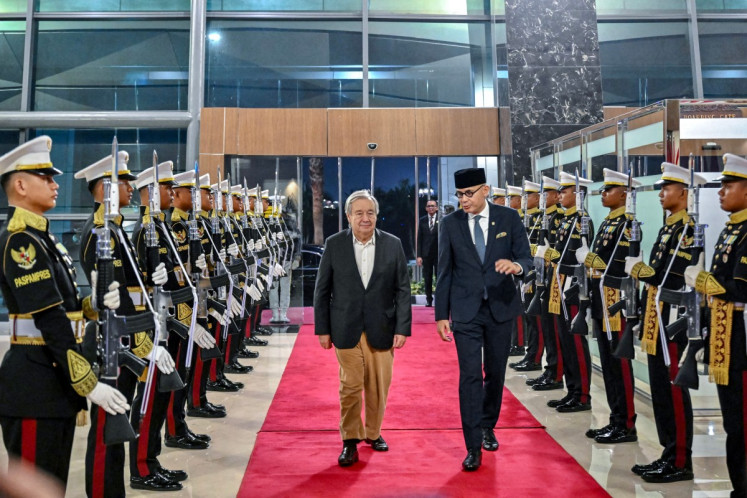 United Nations Secretary-General Antonio Guterres (left) speaks with Foreign Minister Arrmanatha Nasir on Oct. 17 upon his arrival at Soekarno-Hatta International Airport in Tangerang, Banten.