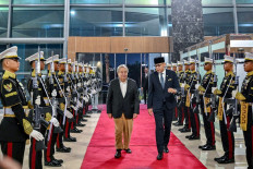 United Nations Secretary-General Antonio Guterres (left) speaks with Foreign Minister Arrmanatha Nasir on Oct. 17 upon his arrival at Soekarno-Hatta International Airport in Tangerang, Banten.