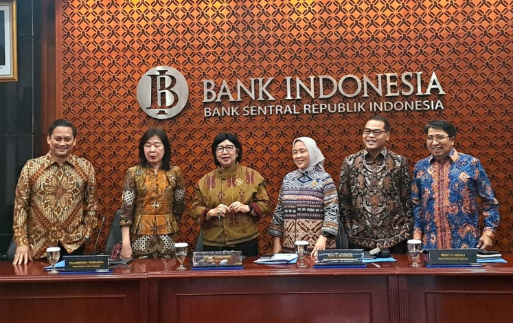 Bank of Indonesia (BI) Governor Destry Damayanti (third left) poses for a photograph with BI's deputy governors on Wednesday ahead of the central bank's press conference to announce the results of its monthly policy meeting in Jakarta.