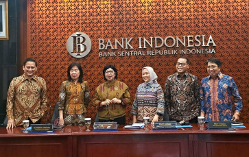 Bank of Indonesia (BI) Governor Destry Damayanti (third left) poses for a photograph with BI's deputy governors on Wednesday ahead of the central bank's press conference to announce the results of its monthly policy meeting in Jakarta.