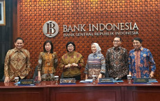 Bank of Indonesia (BI) Governor Destry Damayanti (third left) poses for a photograph with BI's deputy governors on Wednesday ahead of the central bank's press conference to announce the results of its monthly policy meeting in Jakarta.