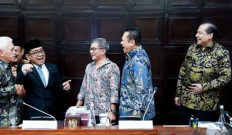 Big tent: Chairman of the Presidential Advisory Council (Wantimpres) Pratikno (second left) shares a light moment with fellow council members including former government critic Rocky Gerung (third left) on Oct. 21, 2026 on the sidelines of their meeting.