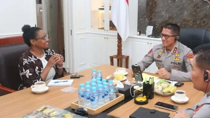 Resident legal advisor of the Office of Overseas Prosecutorial Development, Assistance and Training (OPDAT) at the United States Embassy in Jakarta, Tomika Patterson (left), talks with Riau Islands Police chief Insp. Gen. Suhendri (center) on Tuesday during a meeting at the provincial police force headquarters in Batam, Riau Islands. The meeting discussed various cooperation efforts to fight human trafficking and other forms of transnational crimes.