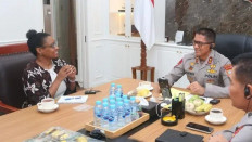 Resident legal advisor of the Office of Overseas Prosecutorial Development, Assistance and Training (OPDAT) at the United States Embassy in Jakarta, Tomika Patterson (left), talks with Riau Islands Police chief Insp. Gen. Suhendri (center) on Tuesday during a meeting at the provincial police force headquarters in Batam, Riau Islands. The meeting discussed various cooperation efforts to fight human trafficking and other forms of transnational crimes.